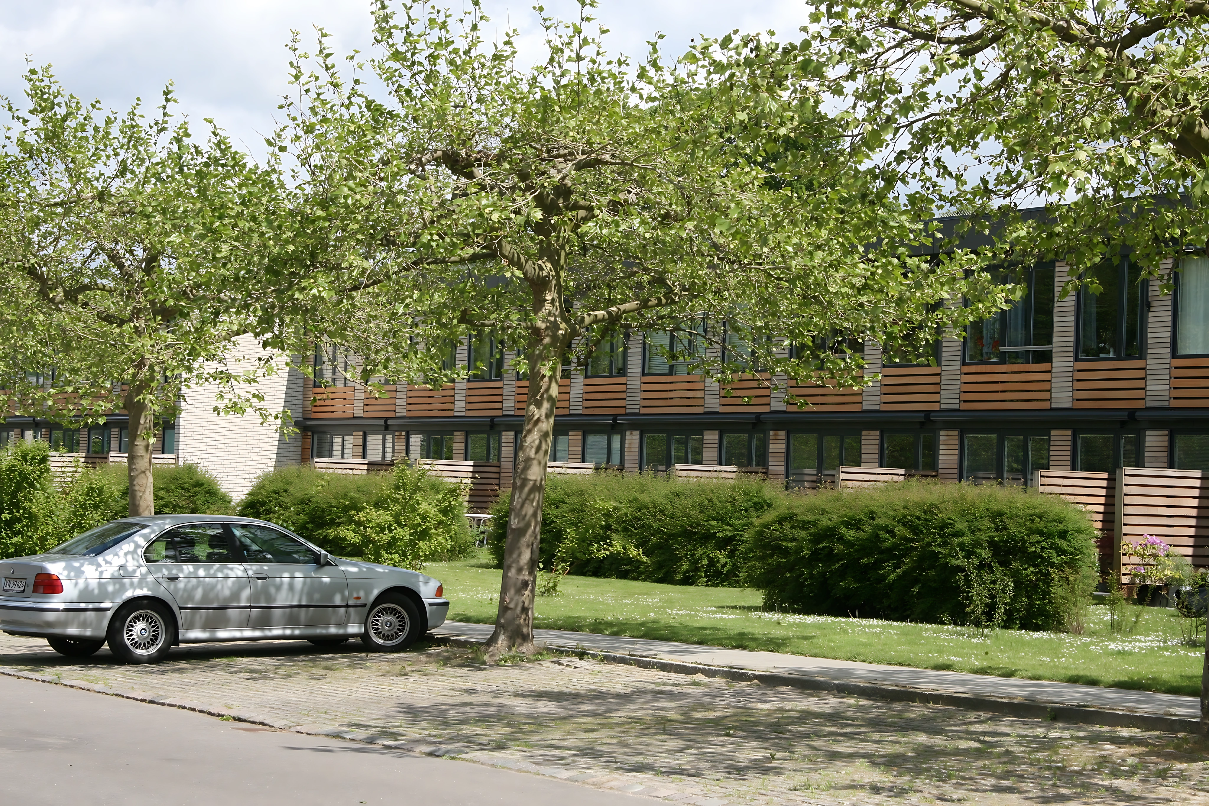 Solstop-skodder på en moderne bygningsfacade